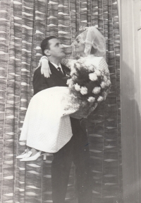 Falešná svatební fotografie Karla Nerada a Evy Reck vyrobená v Československu dva roky po svatbě – v roce 1960