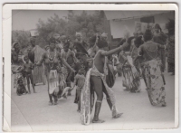 Rituál uvádění patnáctiletých dívek mezi ženy, Ghana, návštěva vesnice1969