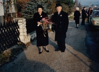H.-G. Grech's parents at the time of their golden wedding anniversary in Drasenhofen, with Pálava in the background; 1987