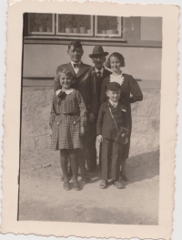 S rodiči a sestrou, dedeček vzadu, Miroslav Cimprich vpravo vpředu, 1935