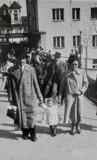 Věra Vašků with parents 1941