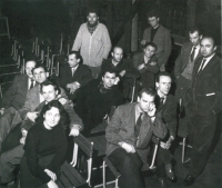 Skupina Máj 57 na setkání v Mánesu v roce 1957, zleva Fremund, Hájek, Nolč, Chlupáč, Podhrázský, Dvořák, Vystrčil, Vysušil, Beneš, Piesen, Dydek, Čermáková