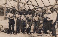 Building the barn on the Knob farm in Ulbárov in Volhynia. The bearded man is the witness's grandfather Josef Knob (1864). Circa 1930s