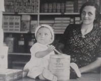 Věra Vašků with mother in father's shop 1940
