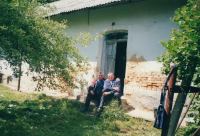 Vladimír Knob with brother Josef at the entrance to the family house in Ulbárov, Volhynia, 2007