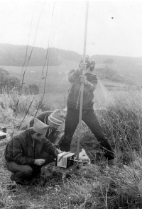 Aiming the antenna during the listening expedition. Also pictured is a Soviet-made portable TV set by Shilelis, Rügen, late 70s/early 1980s