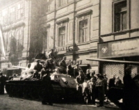 Bratři Zdeněk a Vladimír u tanku Rudé armády v Hybernské ulici - autor fotografie Ladislav Škvor