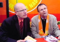 Bohuslav Sobotka with Radko Martinek during the election campaign (2008)