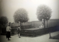 Návštěva u hrobu T. G. Masaryka v Lánech (r. 1944) - autor fotografie Ladislav Škvor 