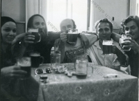 Lenka Fialová a přátelé (vedle Lenky Fialové sedí Emil Hauptmann)