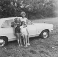 Lizzy with daughters Caroline and Nicole, August 1971