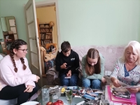 Pupil team from Mokrá-Horákov Primary School viewing photos with Jiřina Kudličková