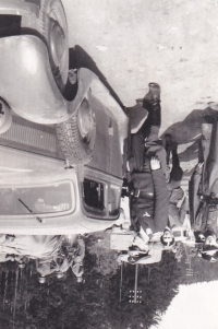 Písek, May 1945, captured German air force officers. The Americans leave them their personal weapons. In the background a member of the Revolutionary Guard.
