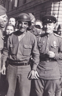 Joint photo shoot of Soviet and American soldiers, Písek, 10 May 1945