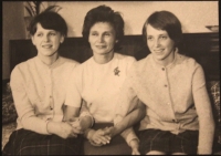 Jana Pekárková (right) with her mother Irena Komersová and sister Daniela (Ina) Komersová, 1973
