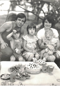 Milan Hrabal s manželkou a dětmi na zahradě, rok 1983.
