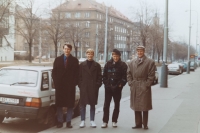 Návštěva u prarodičů Lukešových. Zleva synové Oldřich, Jaroslav, Tomáš a pamětník, prosinec 1993 