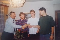 Pamětník se syny (zleva Tomáš 27, Jaroslav 18, Oldřich 23) u nich doma, 1999 