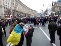 Olha Birzul with her daughter Zakharía during the Revolution of Dignity. Photo by Viktor Onyskо. December 8, 2013