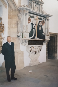 Ing. Jaroslav Lukeš v kostele Nanebevzetí Panny Marie v Mostě v roce 2000, 25 let po jeho přesunu ze starého Mostu