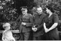 Brigádní generál Václav Vlček se svou ženou Boženou, otec pamětníka Karel Škopek se svými syny Karlem a Tomášem, po válce