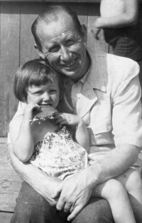 Řídící učitel z Veselé u Rovenska pod Troskami Karel Hlaváček s dcerou Hanou. Skaut, člen protinacistického odboje, v němž úzce spolupracoval s otcem pamětníka Karlem Škopkem (před válkou)