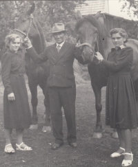 Tatínek Rudolf Šabata se sestrami Marií a Růženou