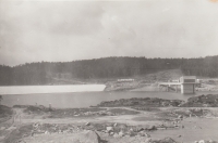 Filling of the Josefův Důl Waterworks Reservoir. The picture shows the main dam with a shaft spillway and the associated building with a footbridge, around 1981
