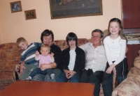 Miloš Charbuský s manželkou a všemi vnoučaty v roce 2012