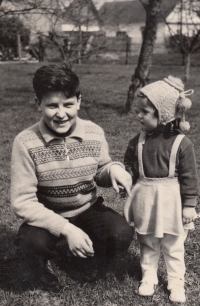 Miloš Charbuský se svou sestřenicí na zahradě rodného domu v Lázních Bohdaneč v roce 1962