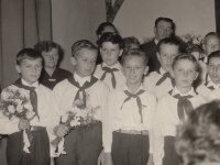 Miloš Charbuský v roce 1956 na vítání občánků mezi pionýry. Druhá řada, druhý zleva
