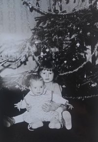 Marie Pešková's daughters under the Christmas tree, latter 1970s