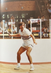 Karel Vágner na tenisovém kurtě
