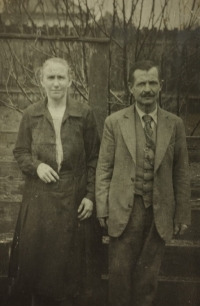 Maminka a dědeček Jána Šramka - dodáno v rámci projektu Příběhy našich sousedů