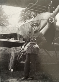 Tatínek Josef Vágner u letadla
