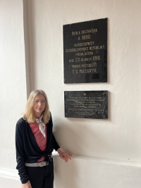 Audrey Knoth in Tábor in front of the memorial plaque in the building of today's Bernard Bolzano Primary School, where Jews who left for the transport were gathered. Among them, great-grandmother Cecilie Robitschek
