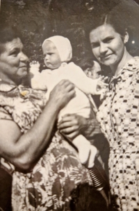 Blanka Göthová as a child with her mother and a family friend, 1945