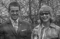 Eva Dlouhá s bratrem Bohumilem v roce 1965
