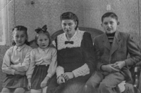 Pamětnice (druhá zleva) se sestrou Boženou, maminkou a bratrem Bohumilem, 50. léta dvacátého století