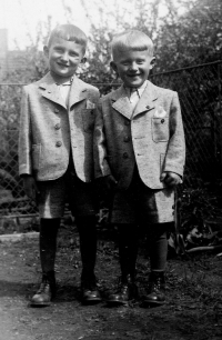 Bratři Svatopluk a Mikuláš (vlevo) Havrlíkovi, květen 1939 v Lounech