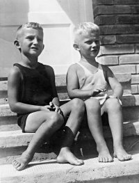 Pamětník Mikuláš Havrlík (vlevo) spolu s bratrem Svatoplukem ve Zlíně, rok 1942