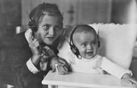 Libuše Hlinovská (right) with her cousin Alice in Kozolupy, 1929