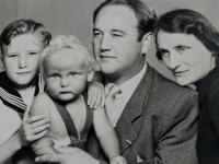 Witness with parents and younger brother, 1948
