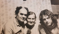 Mark Jirásek vpravo, babička Alžběta Jirásková, otec Jiří Jirásek, cca 1976