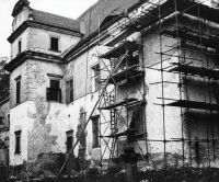 The uncovering of valuable sgraffiti that saved the castle in Doudleby, 1970s