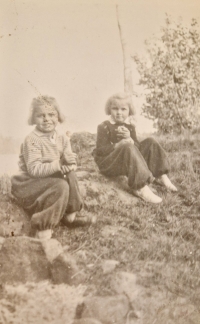 Baking potatoes with a childhood friend, 1940s/50s