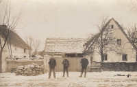 Irma Rubaciová's relatives in front of their house in Poland