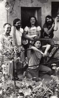 With friends in Na Pinduli pub, Milan Konečný on the left, Jan Včelař standing on the right, 1988
