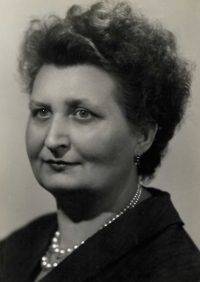 Mum Marie Hartmanová,1958