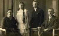 Father of the witness with his sister Maria and parents, 1928